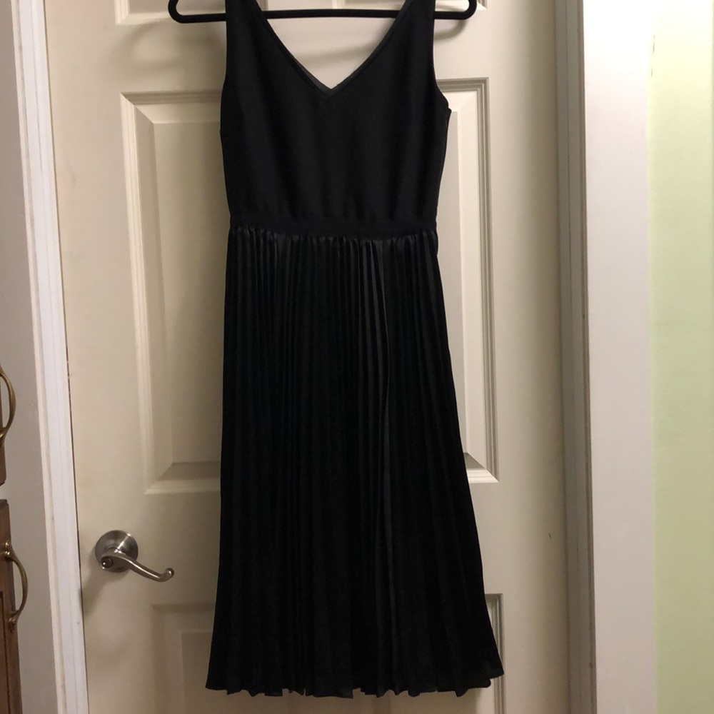 5/$15 Banana Republic Pleated Dress